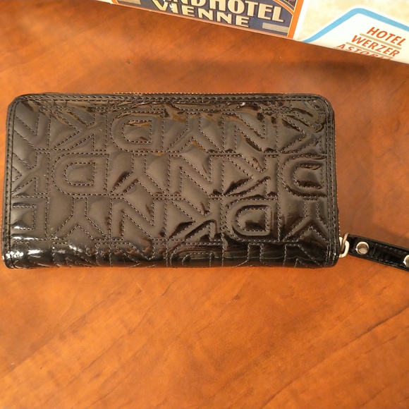 DKNY ladies zip up wallet - Picture 4 of 7